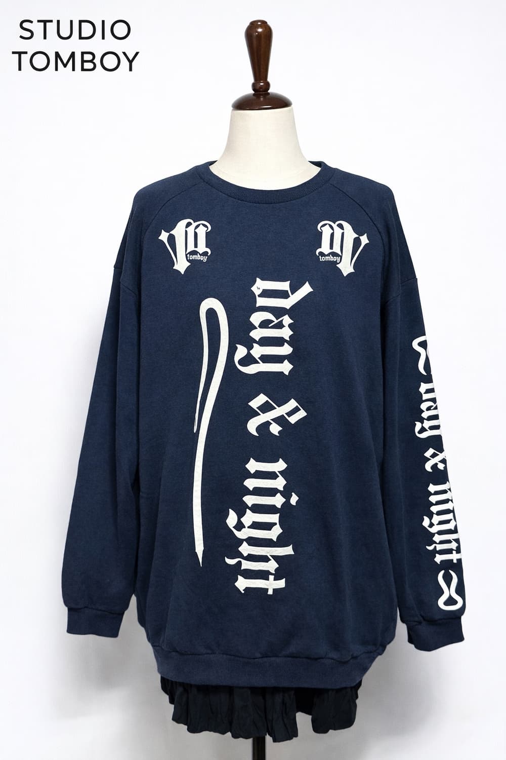 스튜디오 톰보이 오버핏 그래픽 맨투맨 네이비 상품이미지1
