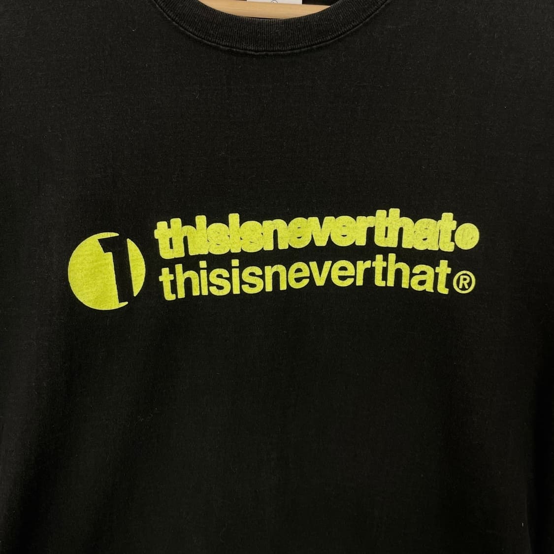 디스이즈네버댓 형광로고 블랙 반팔티셔츠 상품이미지4