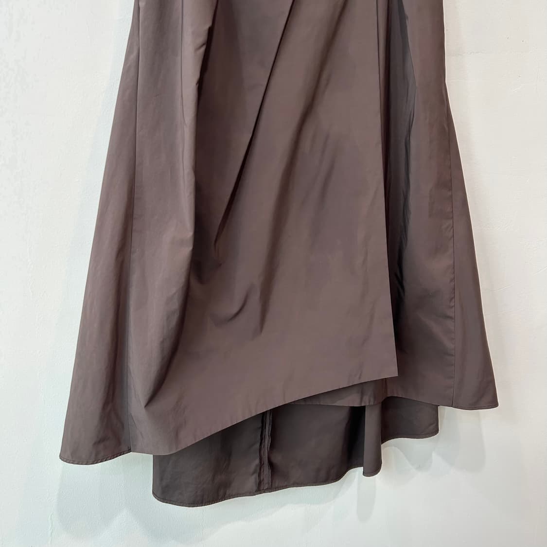 브라운 핀턱 언발 플레어 스커트 상품이미지4