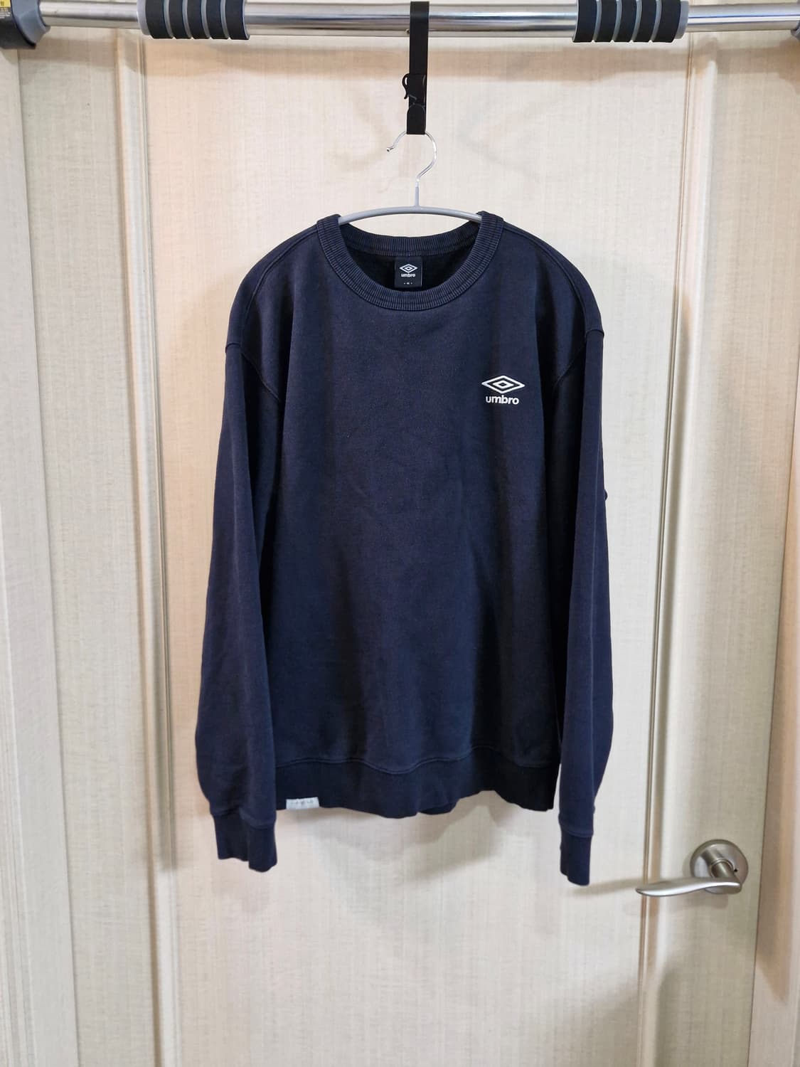 엄브로 에쎈셜 스몰로고 맨투맨 블랙 M 상품이미지1