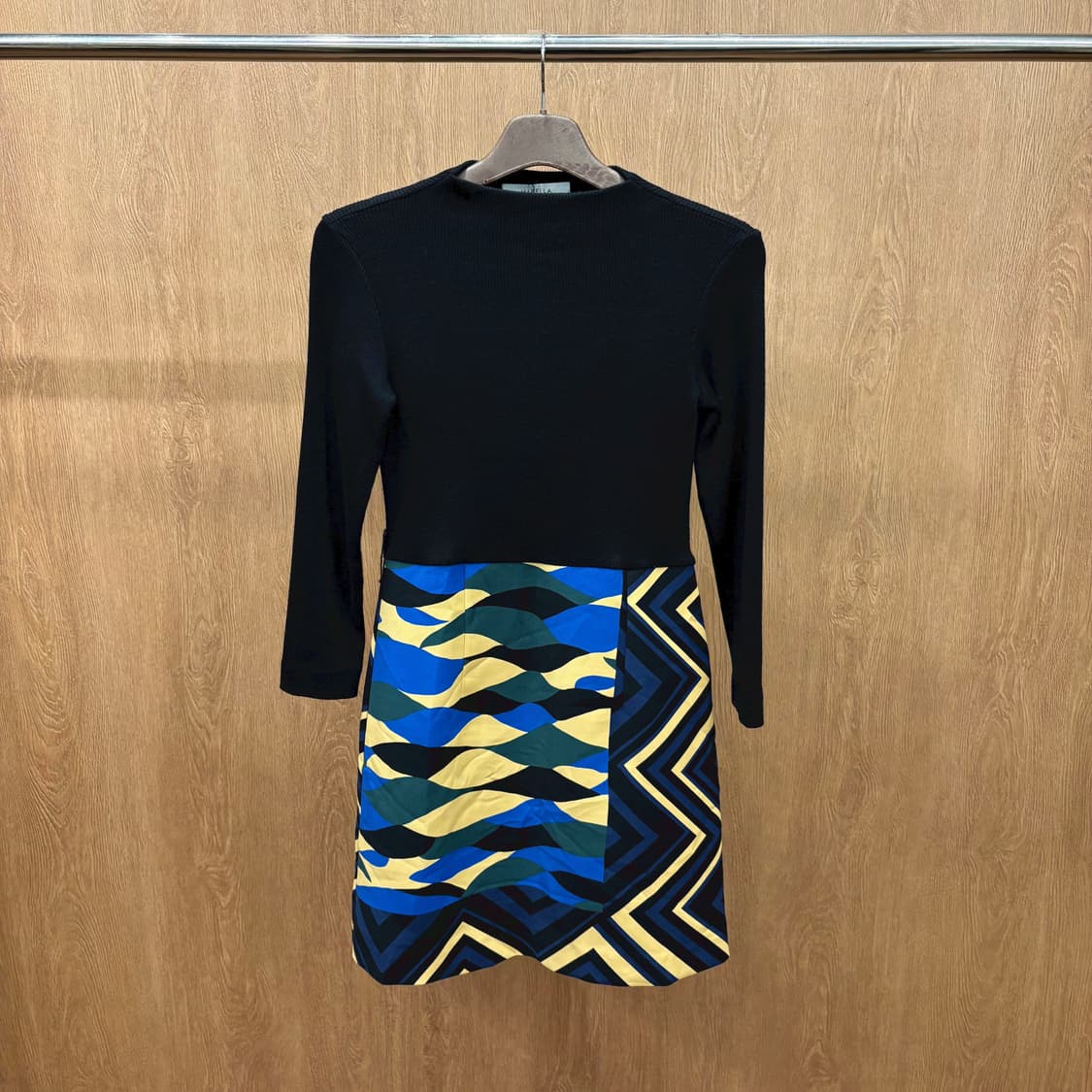 마렐라 니트 미디 원피스 블루 기하학 패턴 배색 사이드 지퍼 디테일 블랙 상품이미지2