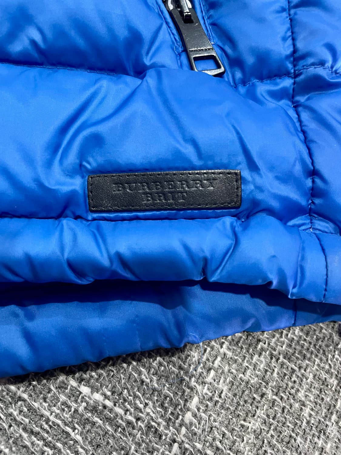 버버리 브릿 블루 컬러 경량 구스 다운 후드 패딩 M 정품 상품이미지4