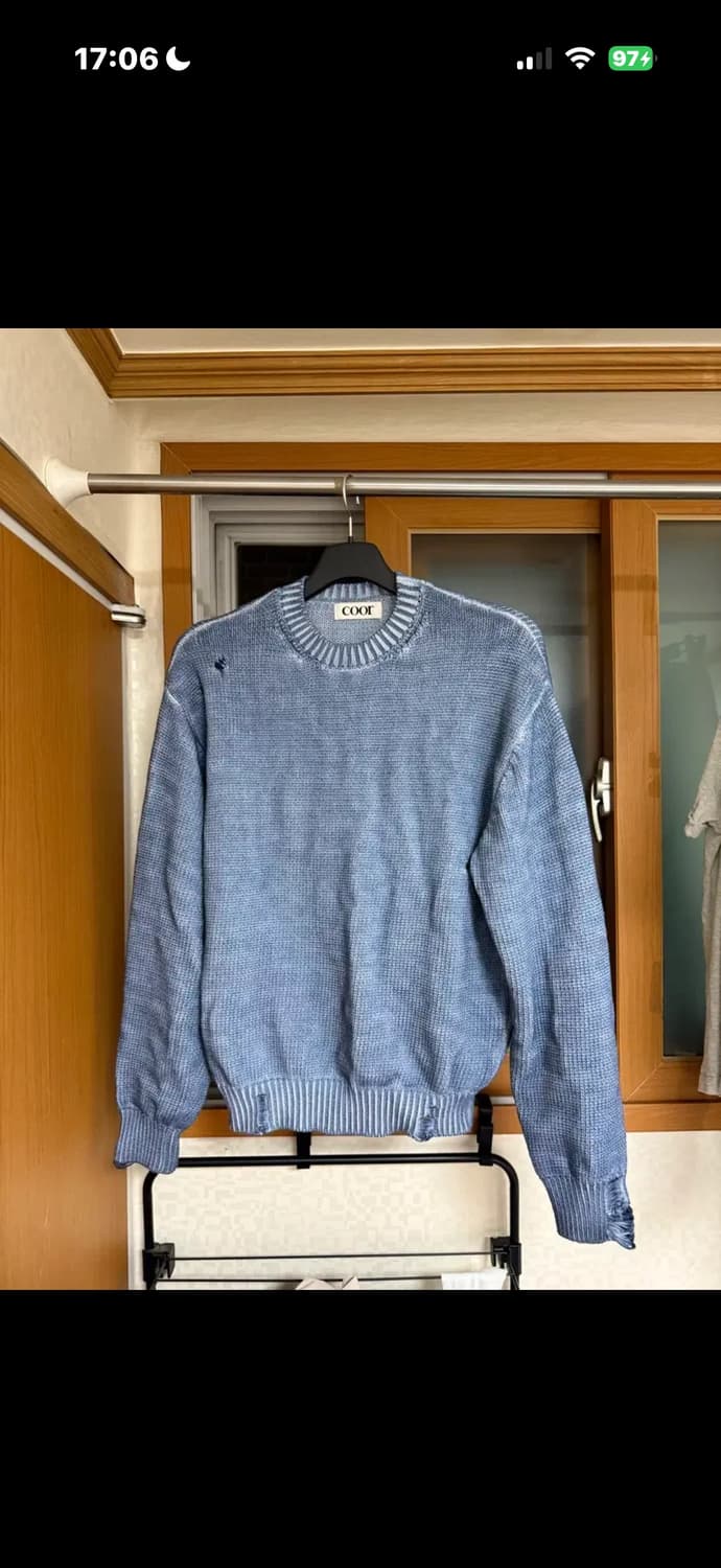 쿠어 컷아웃 디스트레스드 다잉 니트 (워시드블루) 상품이미지2