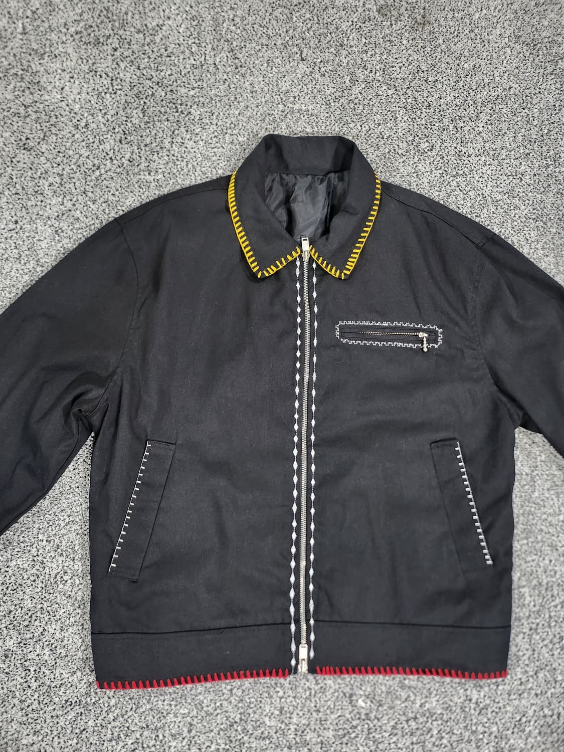 유니크 컬러 스티치 디테일 블랙 집업 자켓 상품이미지1