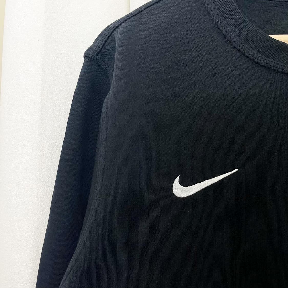 나이키 블랙 라운드 스몰로고 맨투맨 상품이미지3