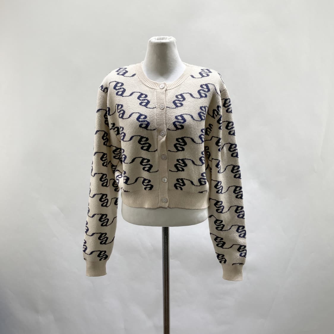 에잇세컨즈 2022 여성니트크롭가디건 85 상품이미지1