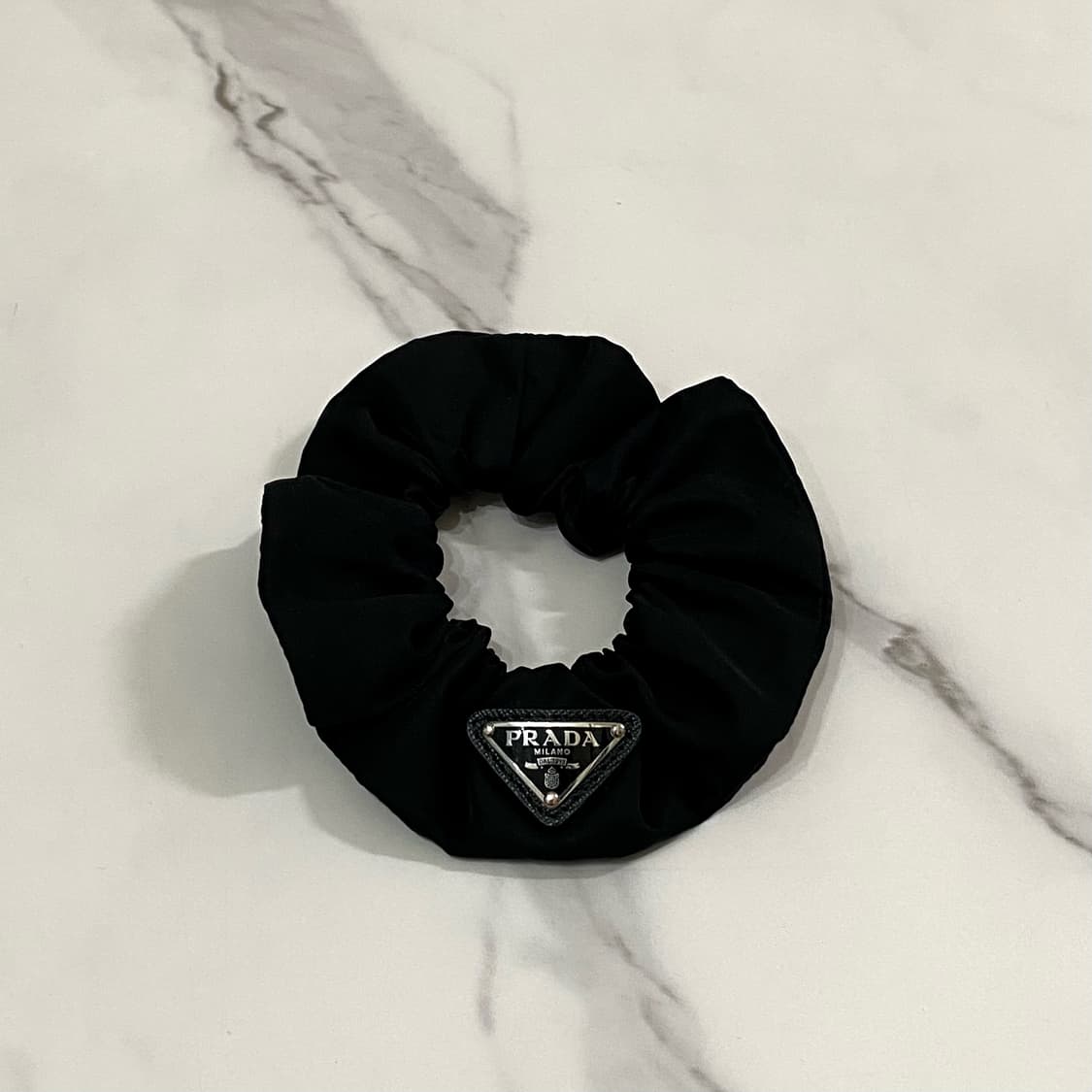 새상품급 프라다 리나일론 삼각로고 스크런치 헤어밴드 헤어곱창 헤어슈슈 상품이미지2