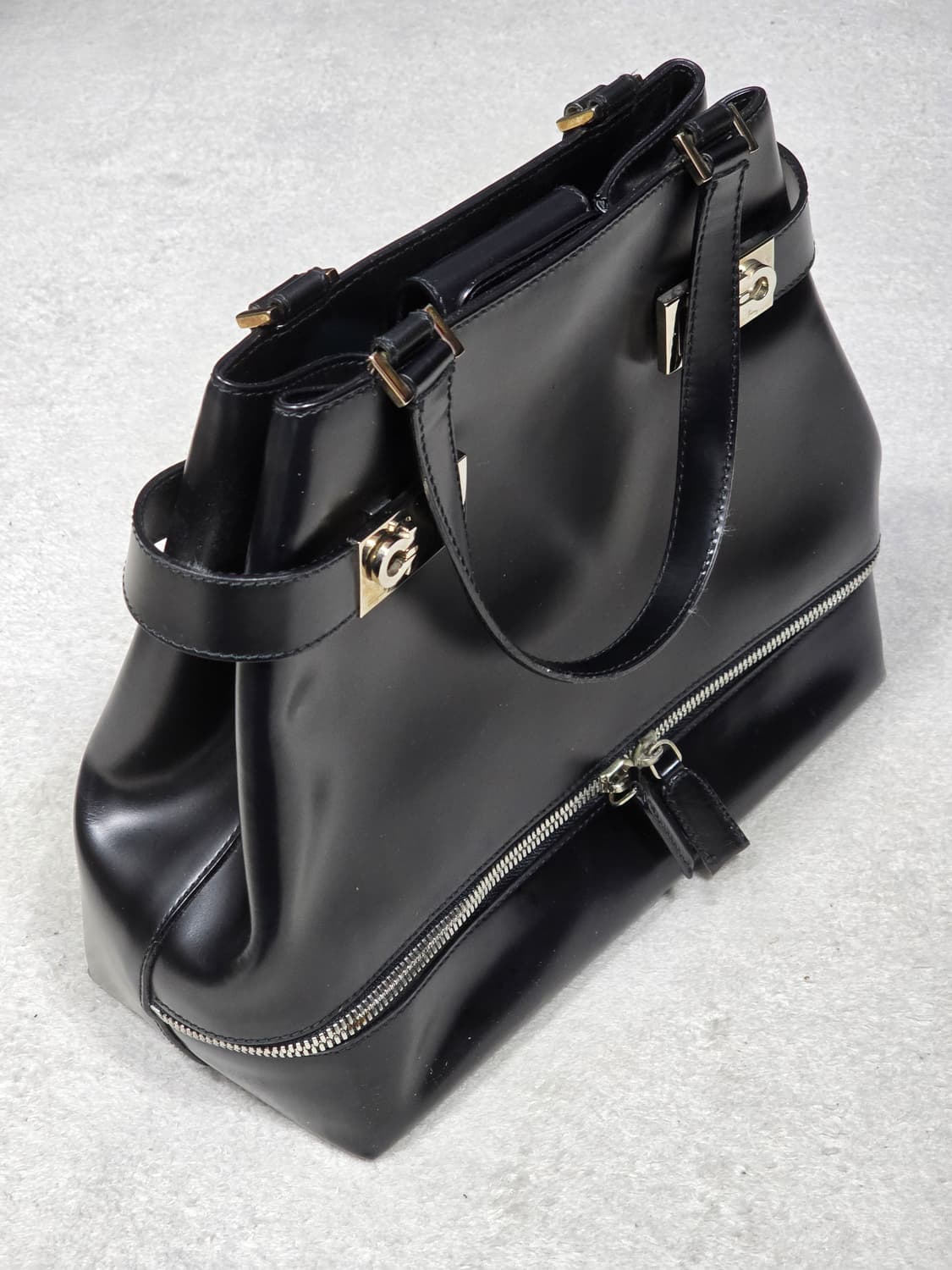 Ferragamo 페라가모 간치니 블랙 레더 토트백 상품이미지3