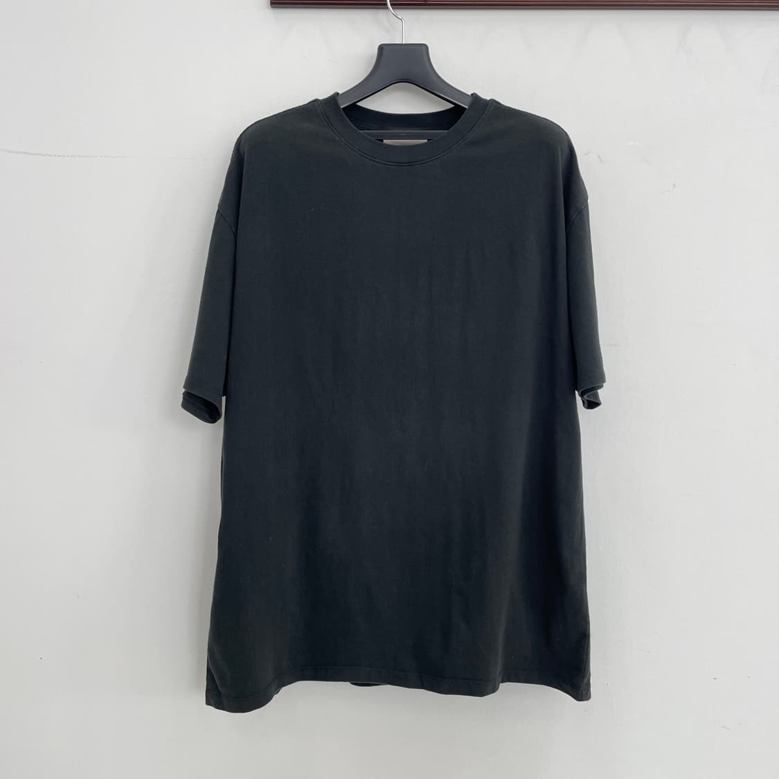 피어오브갓 에센셜 공용100-105 오버핏 블랙 로고 반팔 티셔츠 상품이미지1