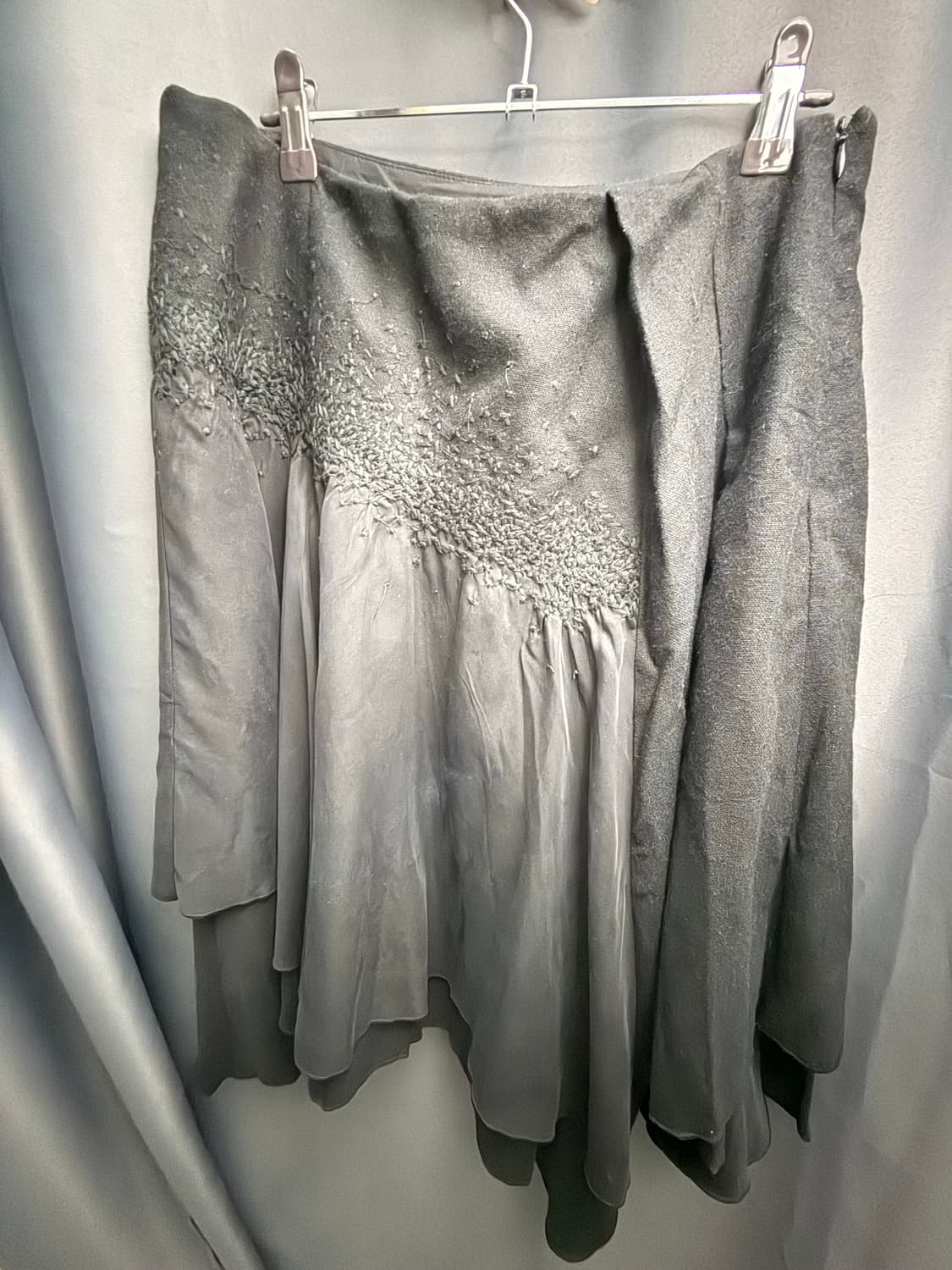 디테일 블랙 언발 미디스커트 상품이미지2