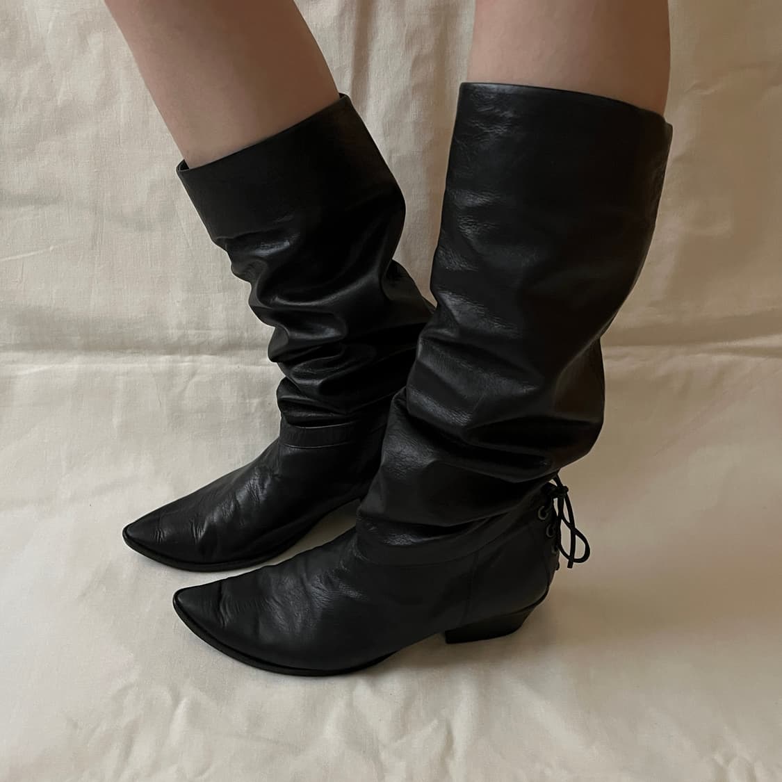 츠모리치사토 백 레이스업 슬라우치 부츠 상품이미지2