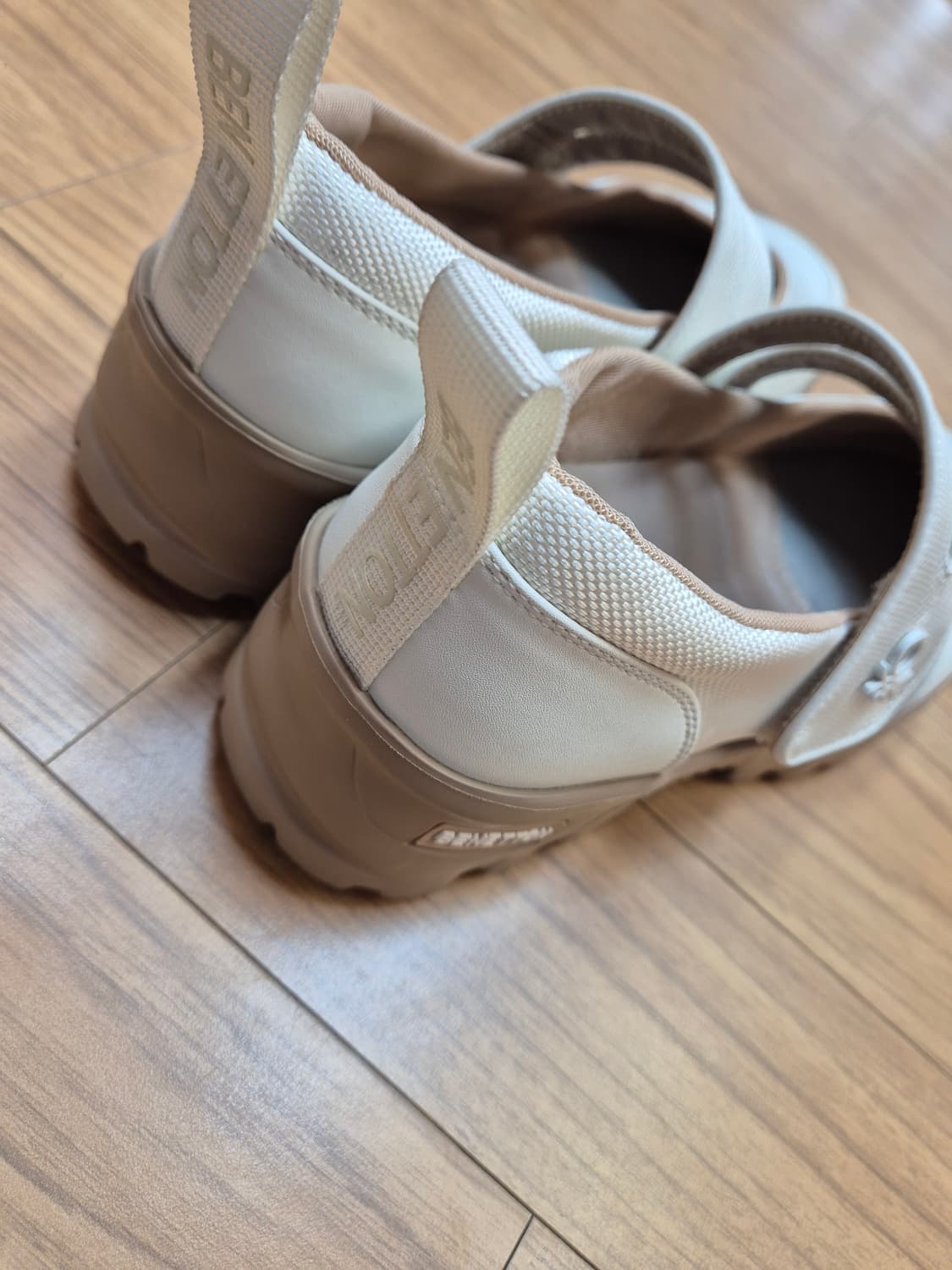 베네통 아이보리 색상 메리제인 단화 240mm입니다. 캐주얼한 디자인이라 상품이미지5