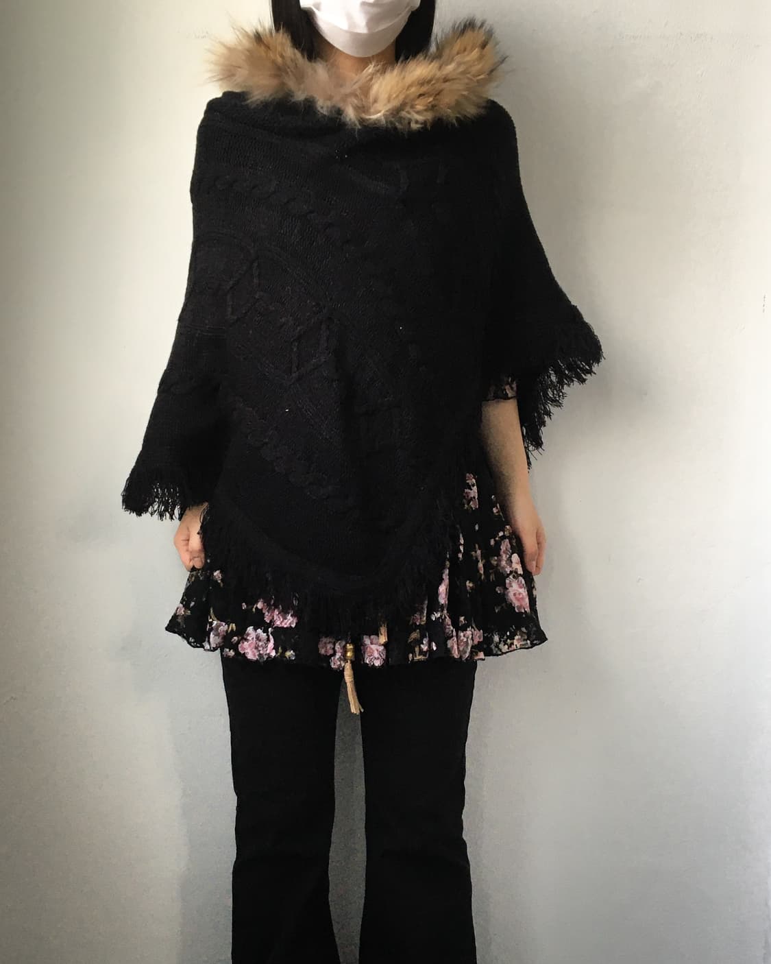 Fake fur hood fringe knit cape 상품이미지1