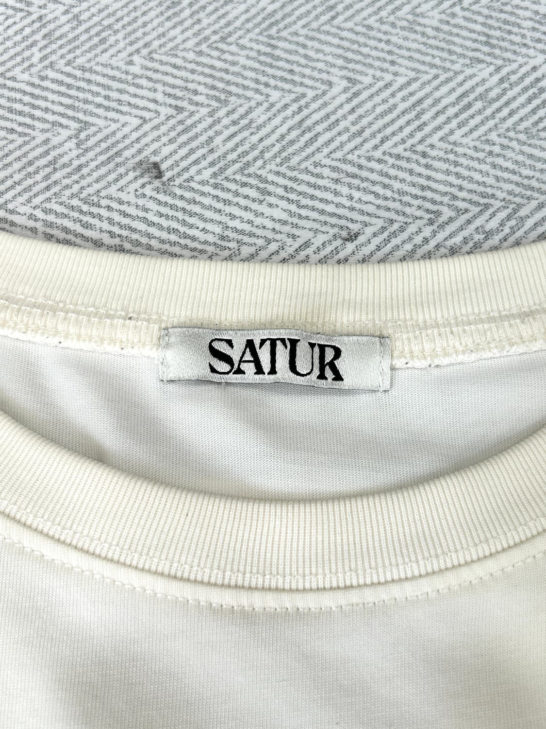 세터 SATUR 시그니처 로고 자수 반팔 티셔츠 크림 상품이미지6