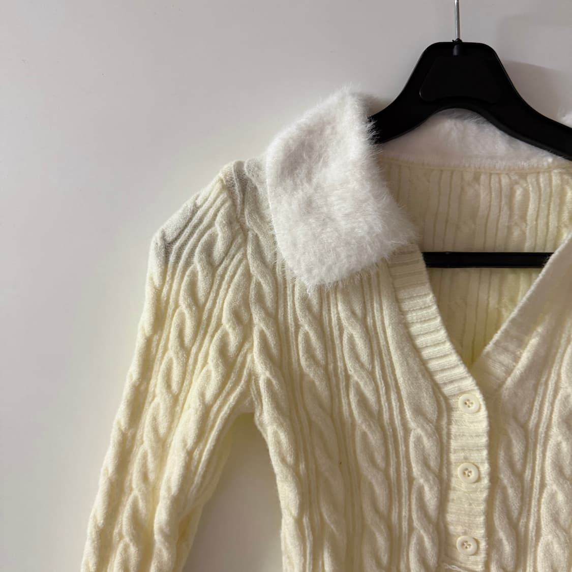 새상품 여자 퍼 꽈배기 브이넥 니트 상품이미지3