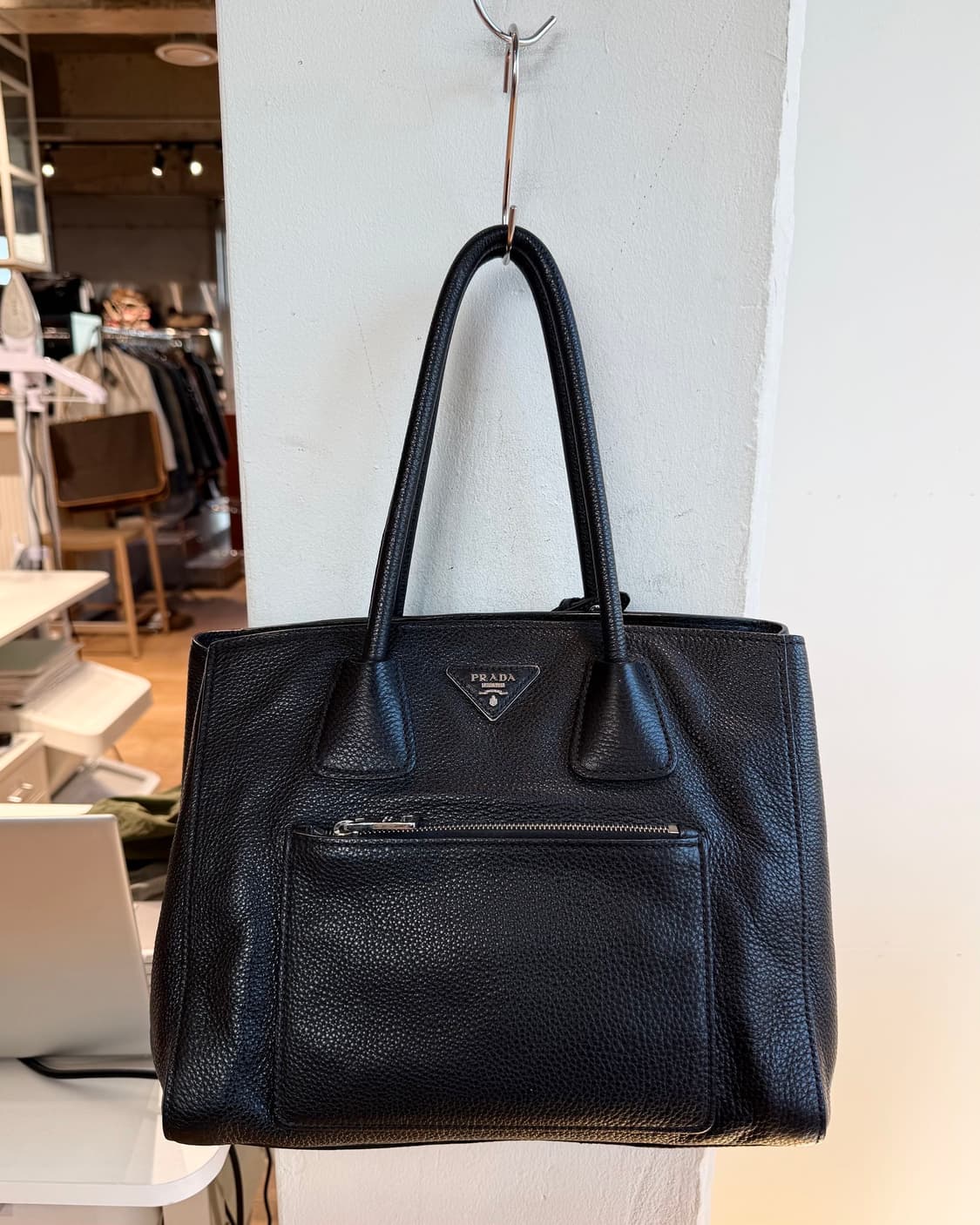프라다 블랙 비텔로 다이노 레더 토트백  상품이미지3