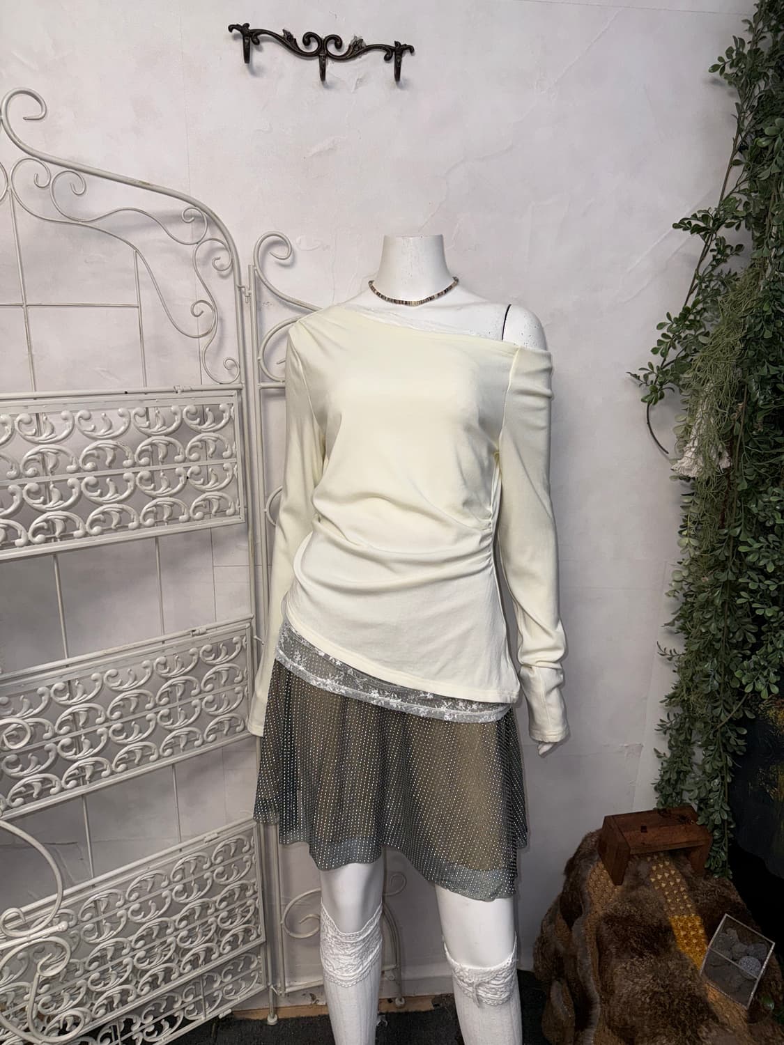 Ivory lace layered shirring 언발 오프숄더 티 상품이미지2