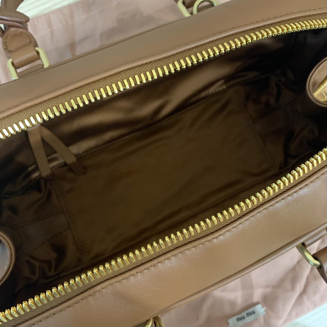 미우미우 레더 아르카디백 라지 꼬냑 수지 장원영 가방 상품이미지4