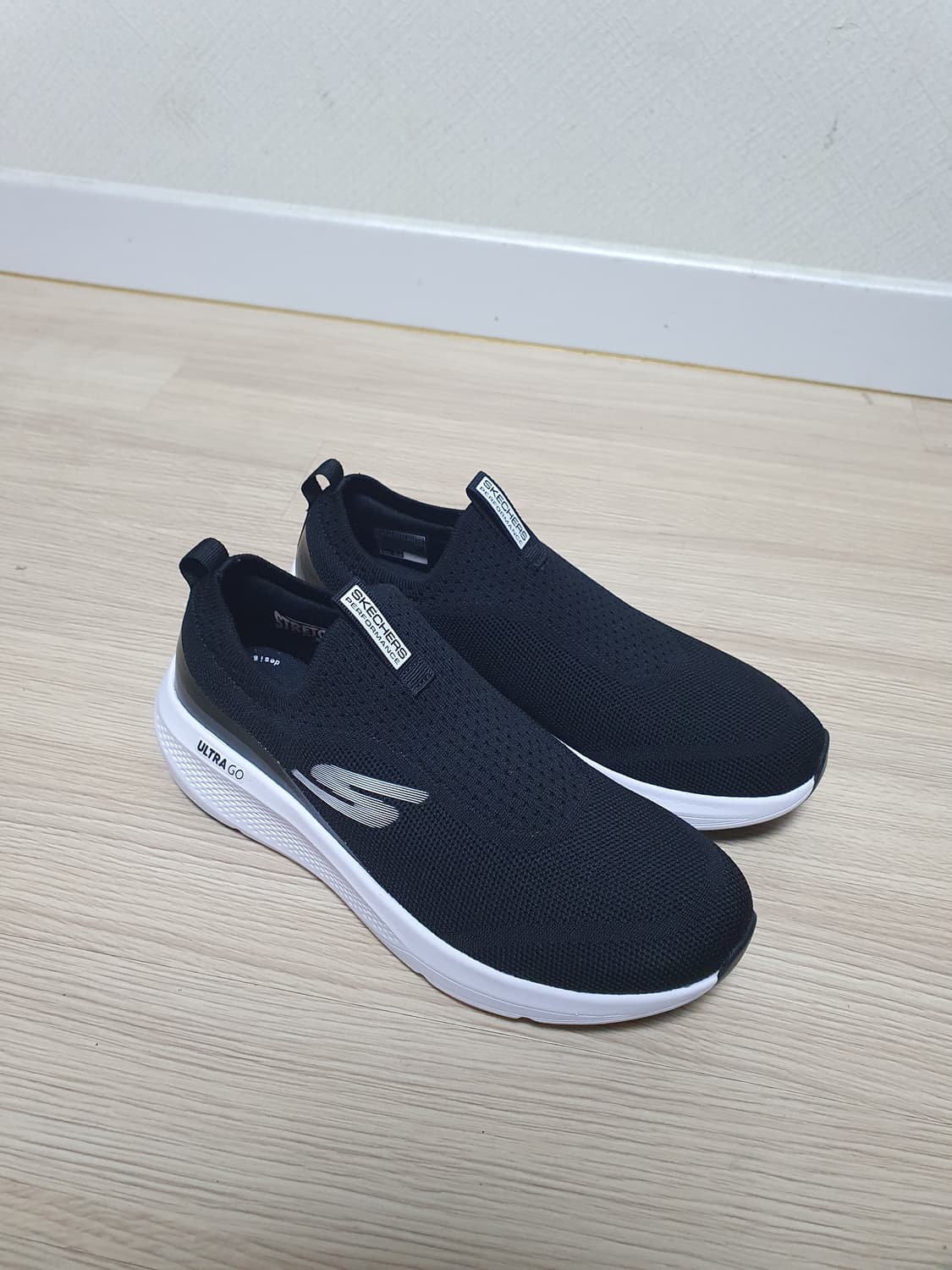 스케쳐스 울트라 고 블랙 슬립온 운동화 245 상품이미지2