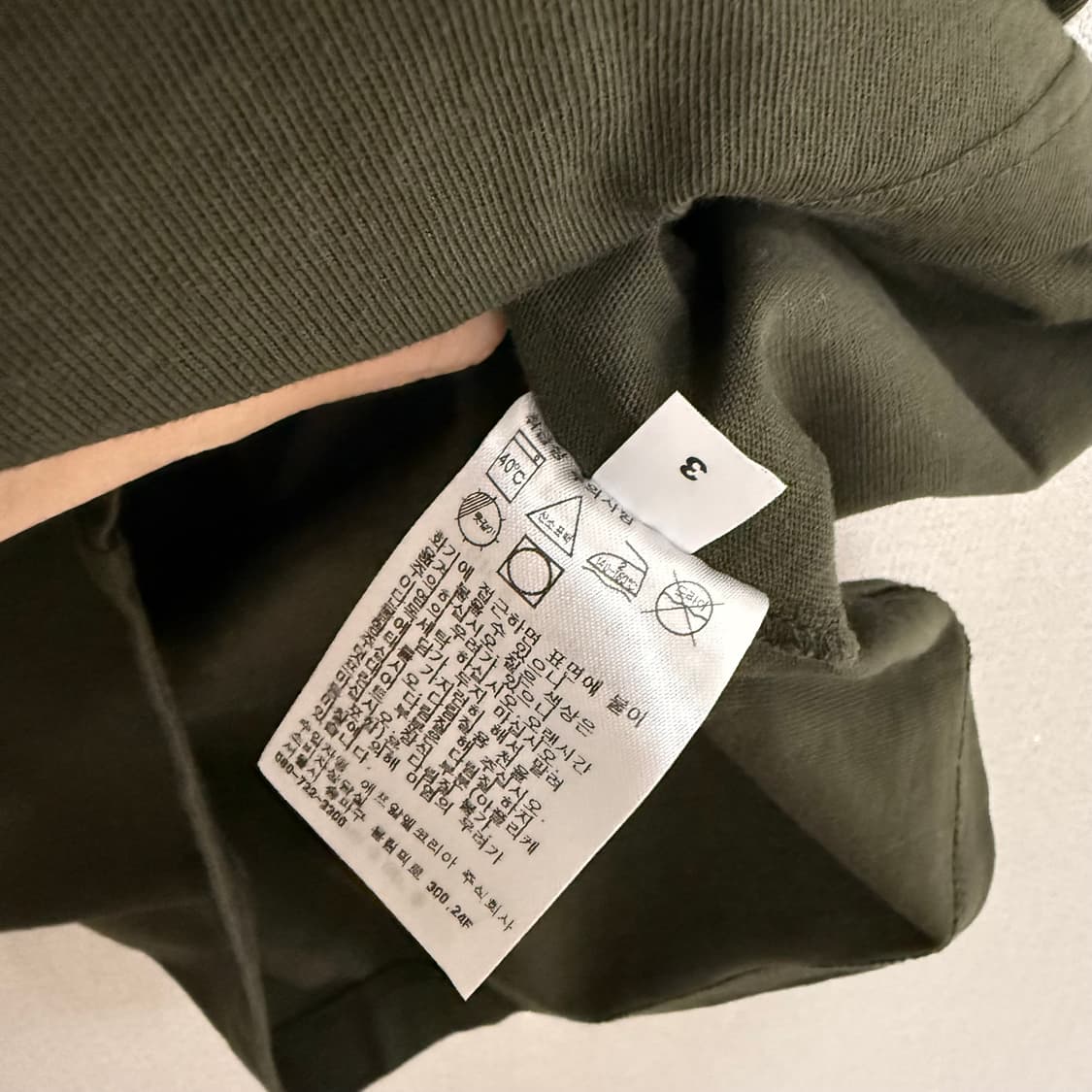 [S] 유니클로 UT 괴수8호 티셔츠 카키 상품이미지4