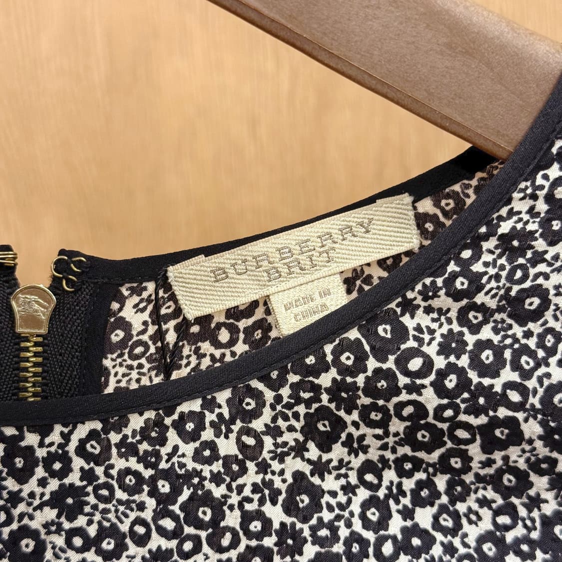 버버리 긴팔 라운드넥 실크 블라우스 플라워 패턴 디테일 배색 포인트 상품이미지8