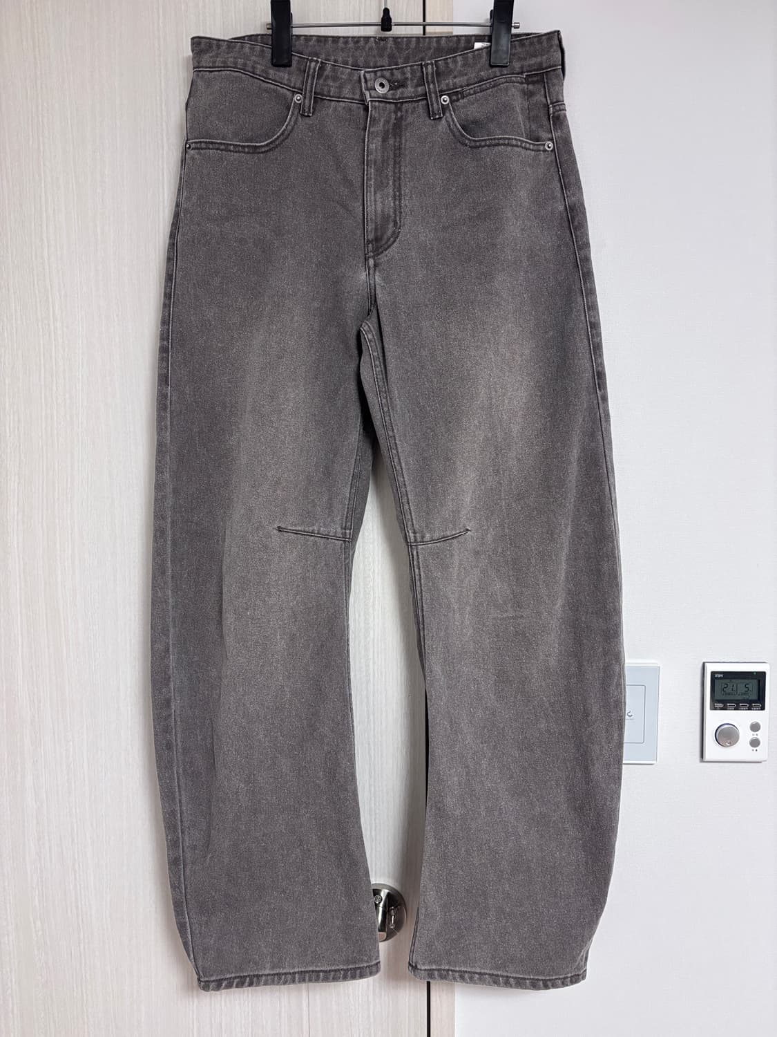 M 쿠어 엠보 워시드 딥 커브드 데님 팬츠 (워시드브라운) 상품이미지1