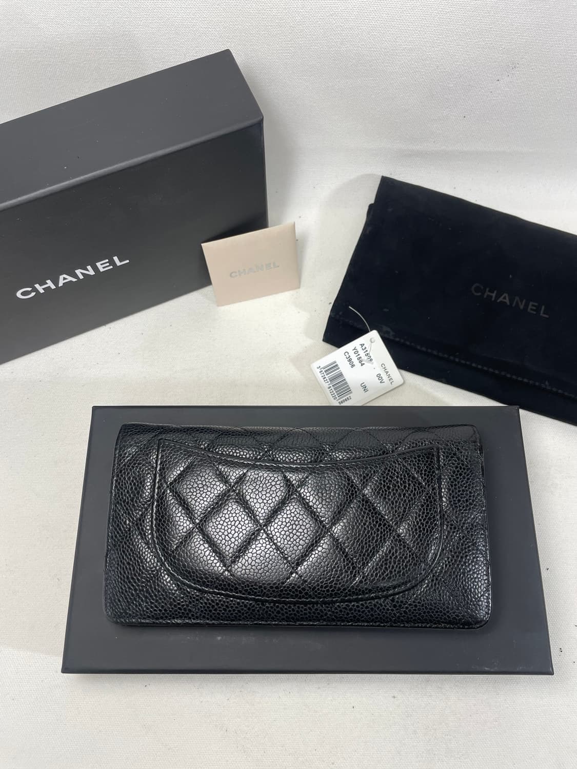 [새상품급,풀구성] 샤넬 클래식 플랩 장지갑 캐비어 금장 블랙


 상품이미지2