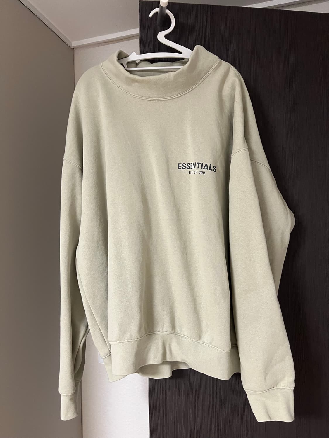 에센셜 모크넥 맨투맨 상품이미지1