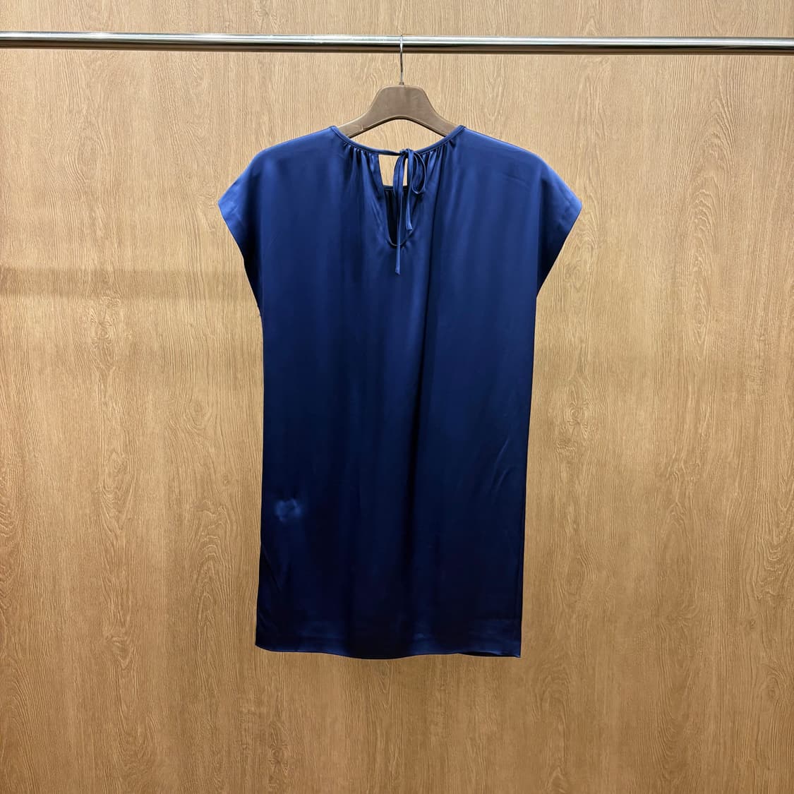 띠어리 캡 슬리브리스 미니 원피스 셔링 드레이프 리본 타이 디테일 블루 상품이미지3