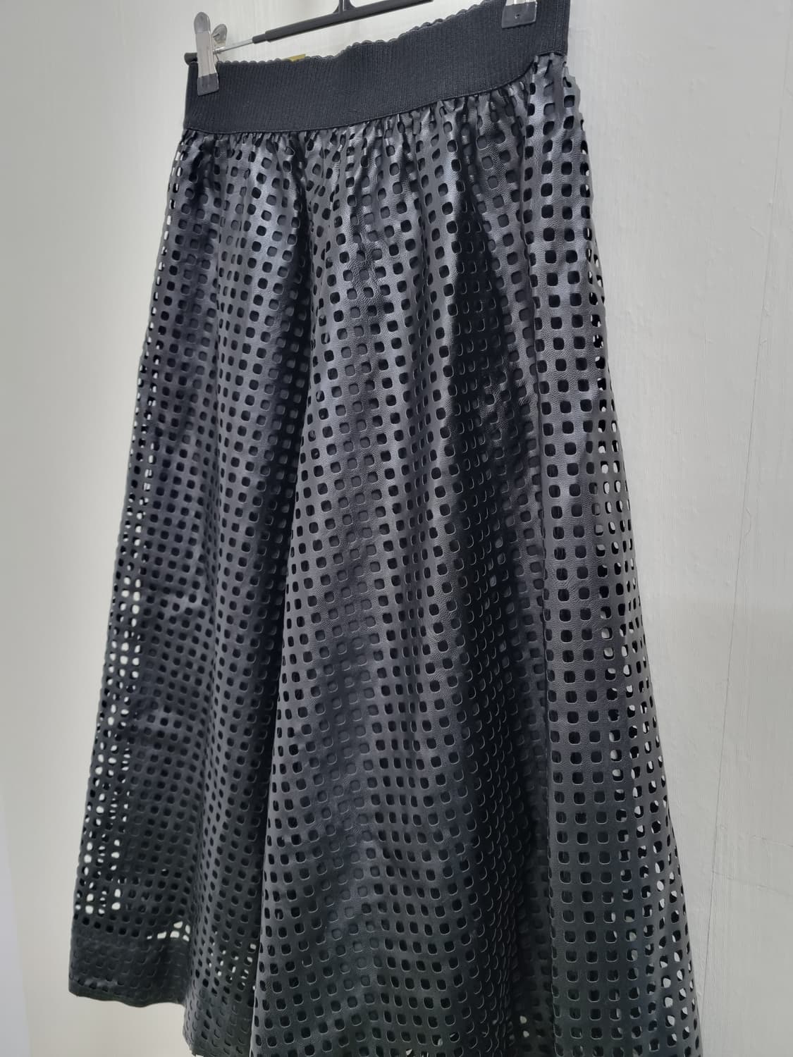 J by RaRa 새제품 블랙 펀칭 롱 스커트 55, 66사이즈 상품이미지7