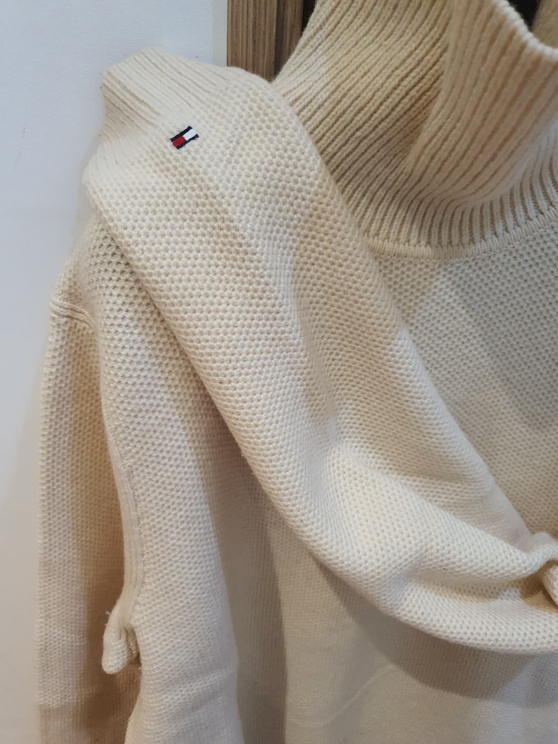 타미힐피거 아이보리색 터틀넥 니트 스웨터 판매합니다! 상품이미지4