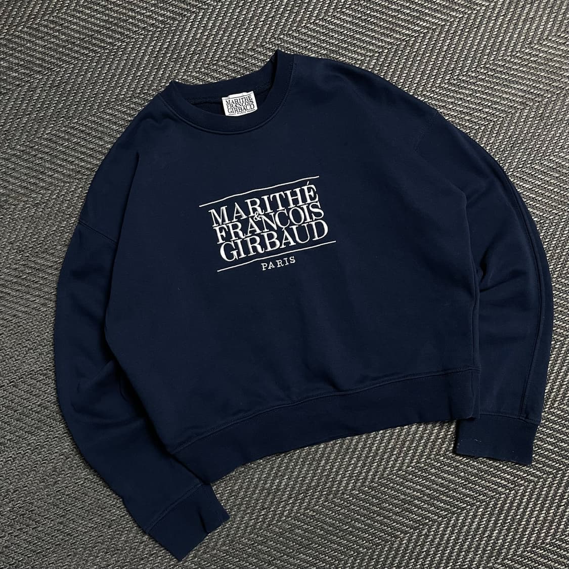 마리떼 프랑소와 저버 자수 빅로고 크롭 맨투맨 네이비y 5133 상품이미지1