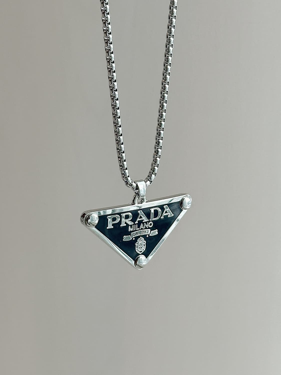 프라다 삼각로고 남성 목걸이 상품이미지1