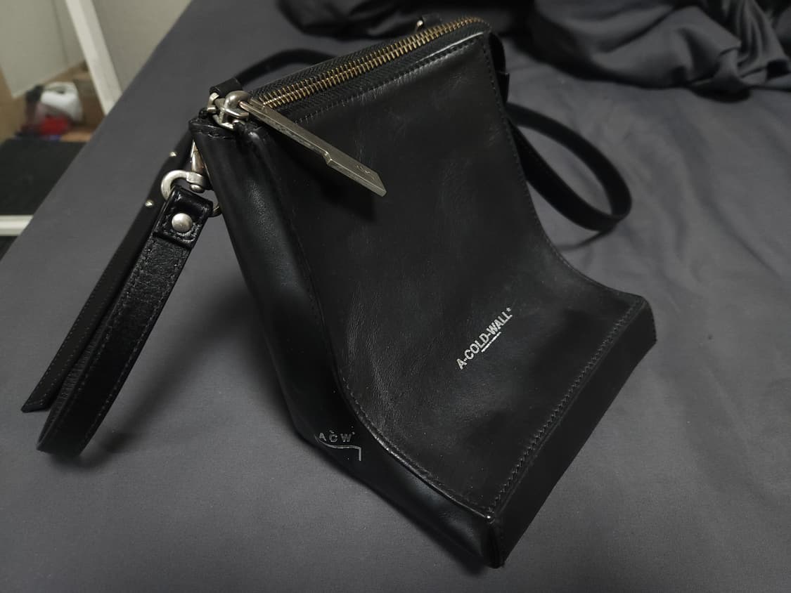 A COLD WALL 커브드 레더 크로스백 상품이미지2