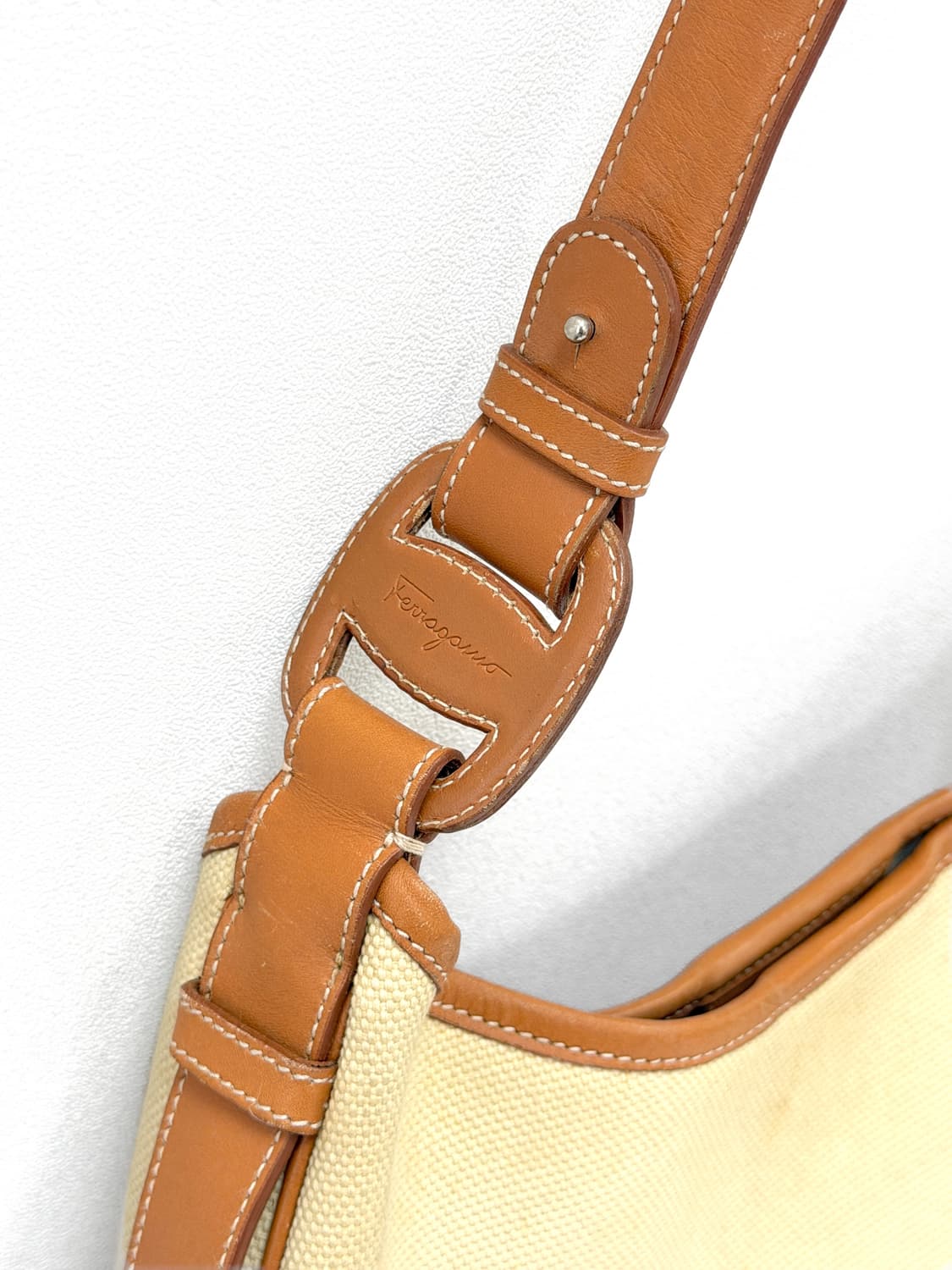 페라가모 간치니 캔버스 레더 호보백 상품이미지2