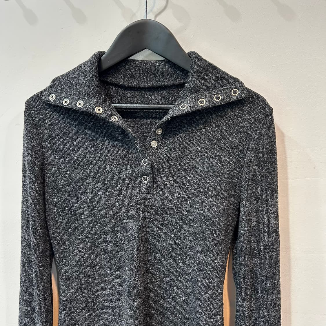 버튼 하이넥 롱 슬리브 상품이미지3