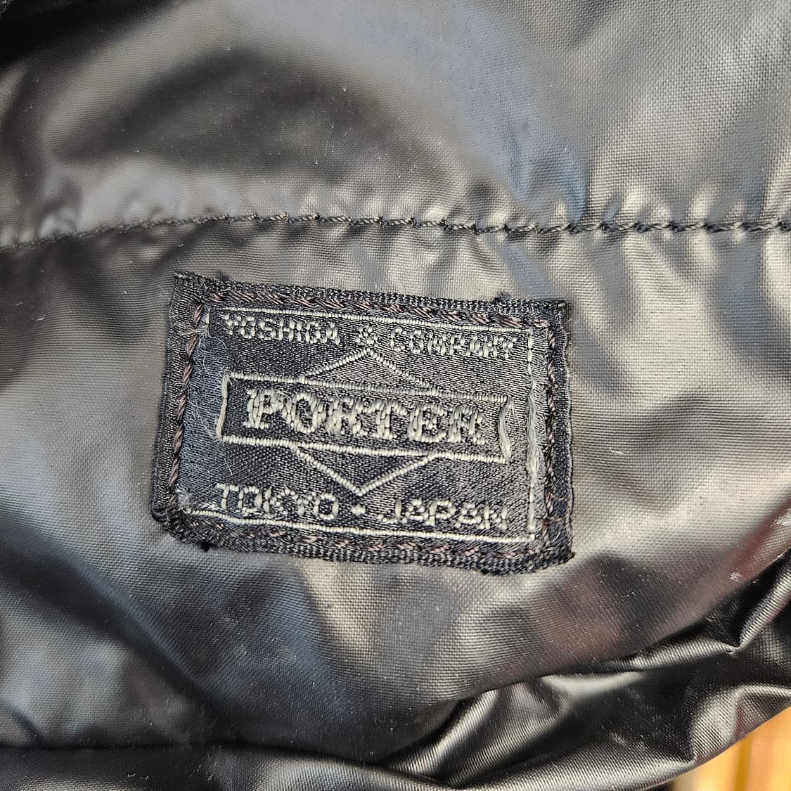 PORTER 검정 유광 크로스백 상품이미지2