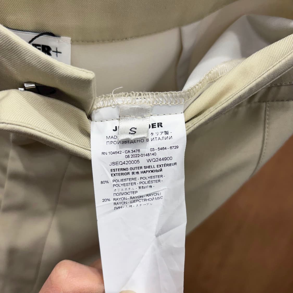 질샌더 반바지 밑단 롤업 후면 로고 라벨 디테일 레귤러핏 베이지 상품이미지8