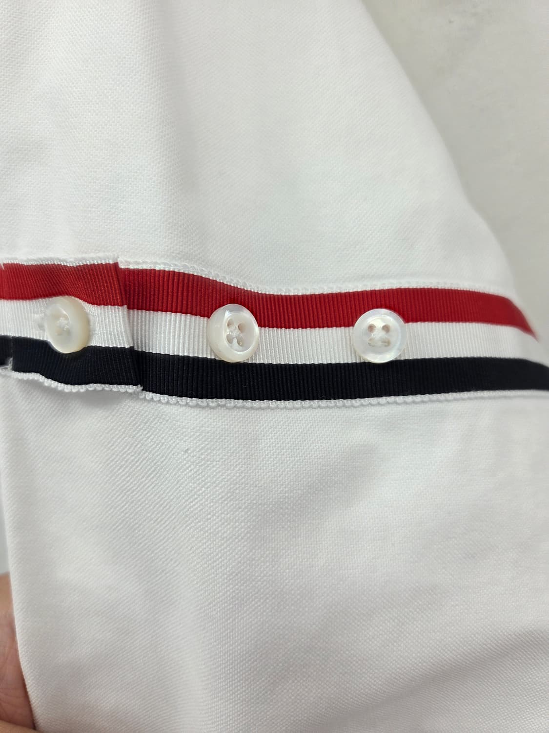 4사이즈 톰브라운 암밴드 삼선탭 화이트 셔츠 상품이미지6