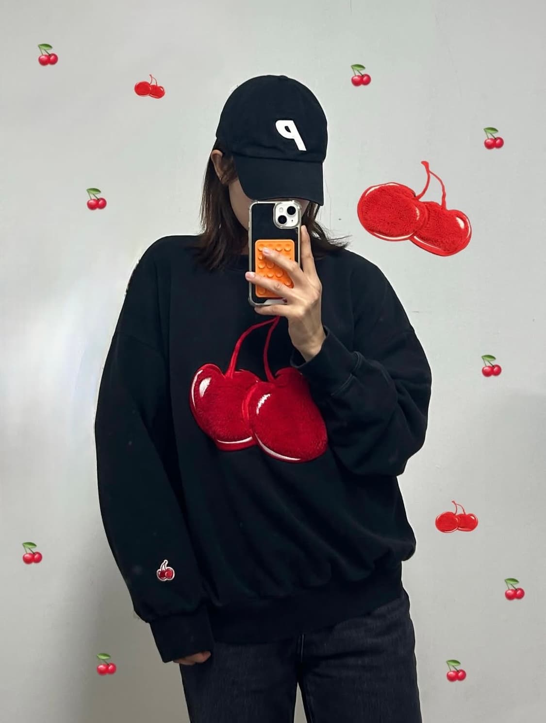 키르시 털복숭이 체리 블랙 맨투맨 상품이미지1