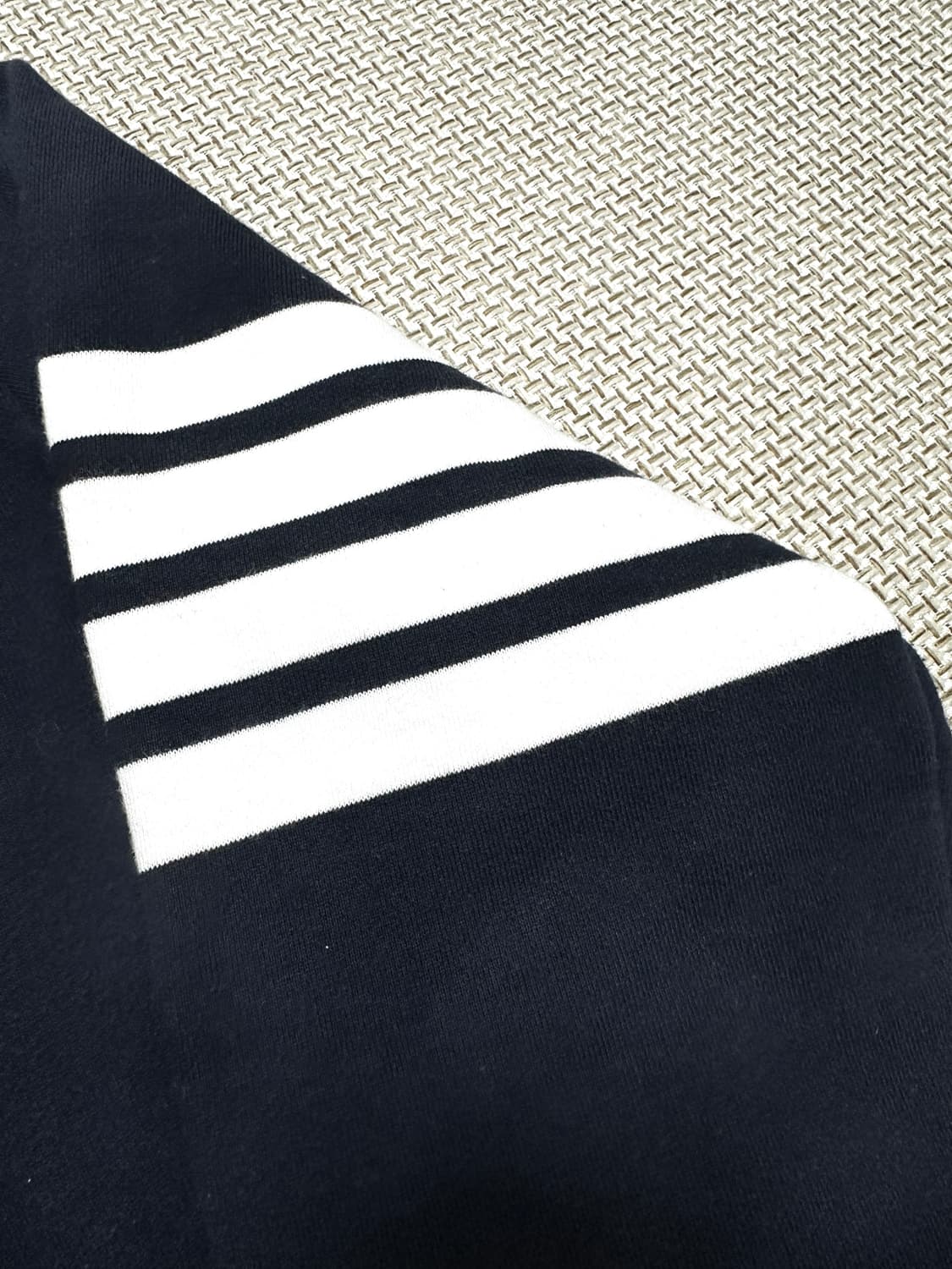 [4/새상품급] 26ss 톰브라운 사선완장 네이비 맨투맨 상품이미지2