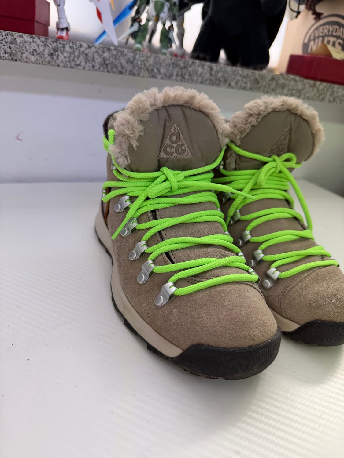 정품) 나이키 ACG 마운틴 플라이 로우 스웨이드 부츠 240 상품이미지3