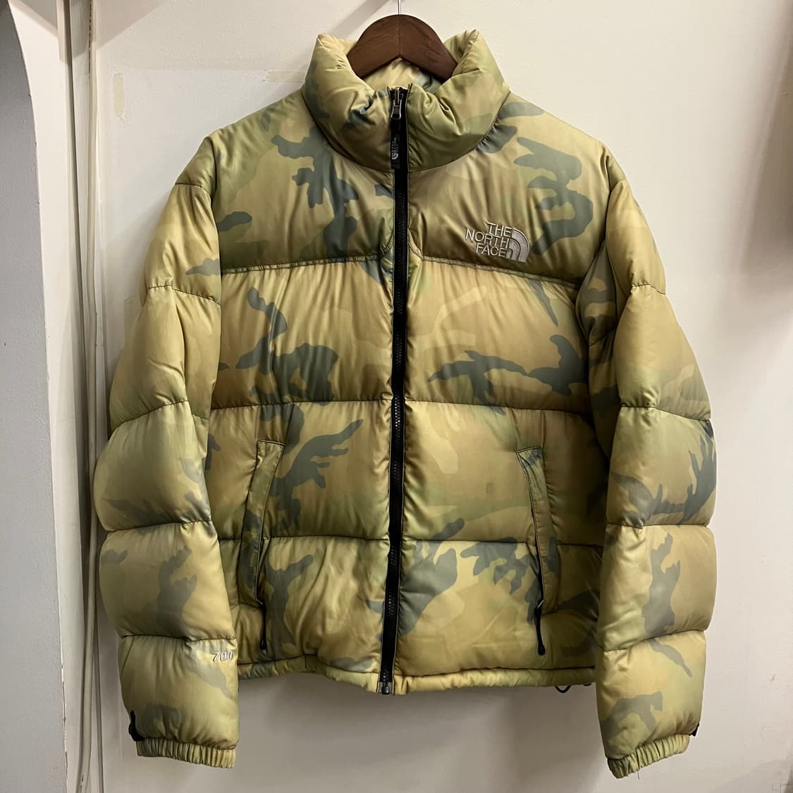 노스페이스 센터로고 카모 패딩 눕시 700 상품이미지2