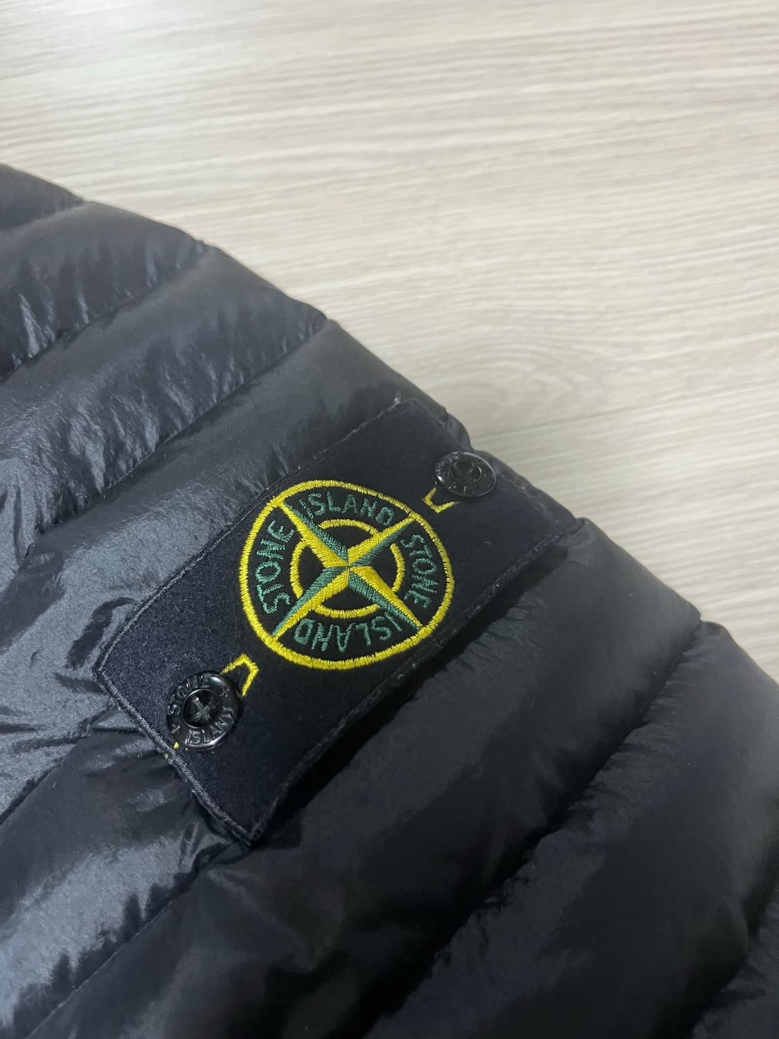 스톤아일랜드 룸우븐 경량패딩 논후드 23SS 상품이미지3