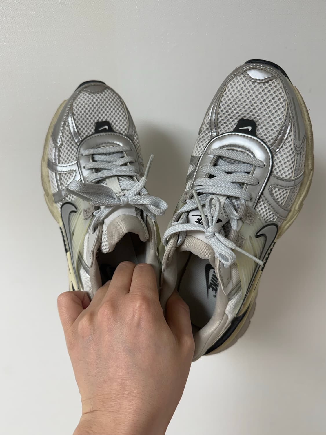 나이키 V2K 런 서밋 화이트 메탈릭실버 235 size 상품이미지2