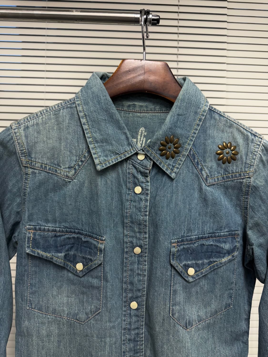 moussy 스터드 데님 셔츠 상품이미지2
