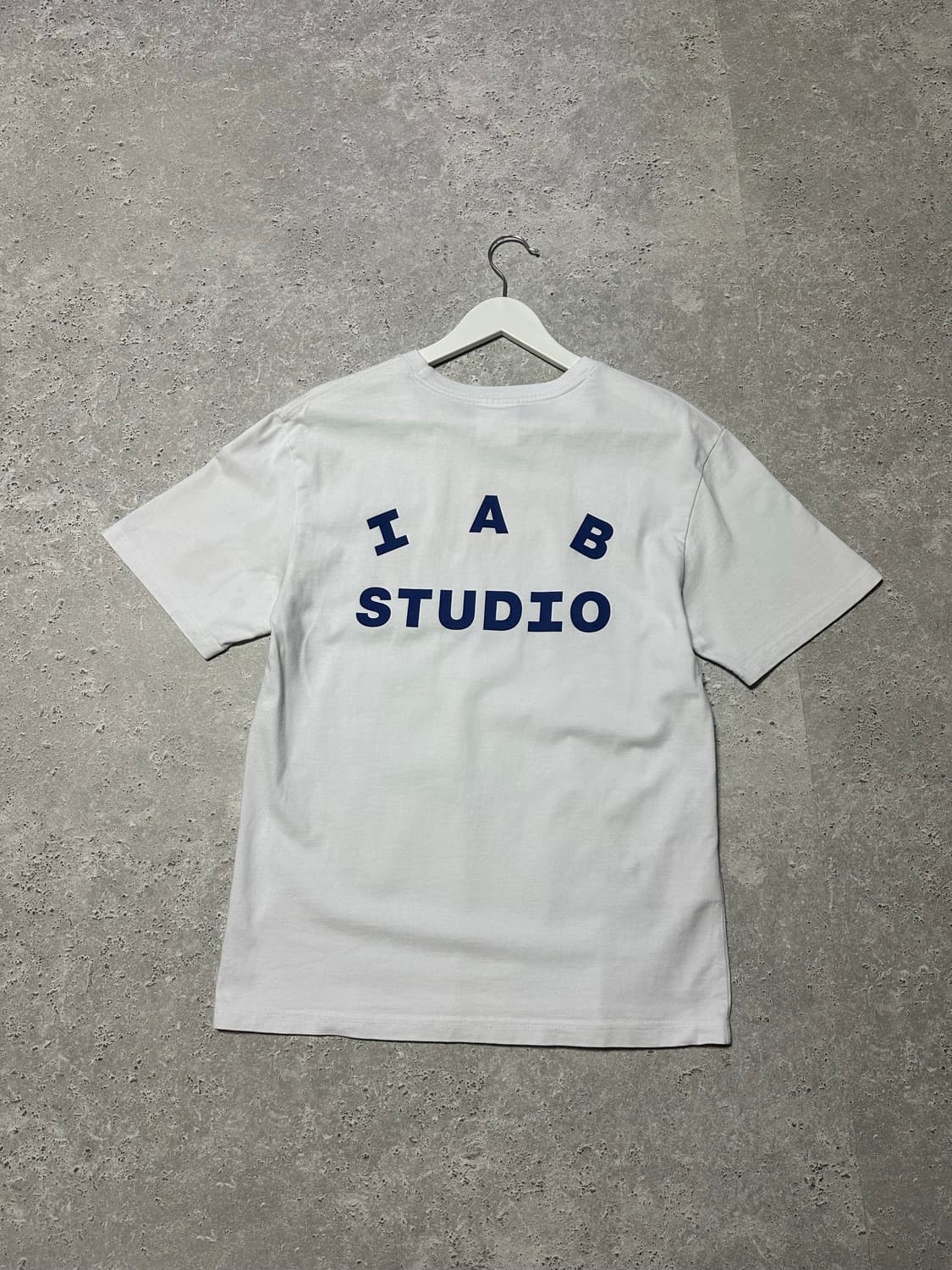아이앱 스튜디오 빅로고 화이트 반팔티 상품이미지1