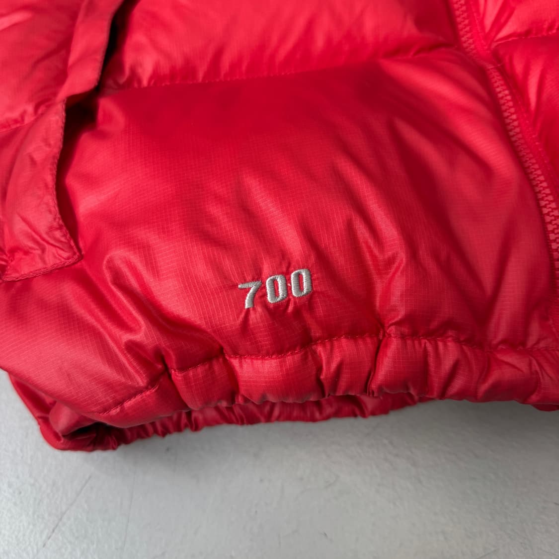 노스페이스 700 눕시 구스다운 조끼패딩 레드 상품이미지4