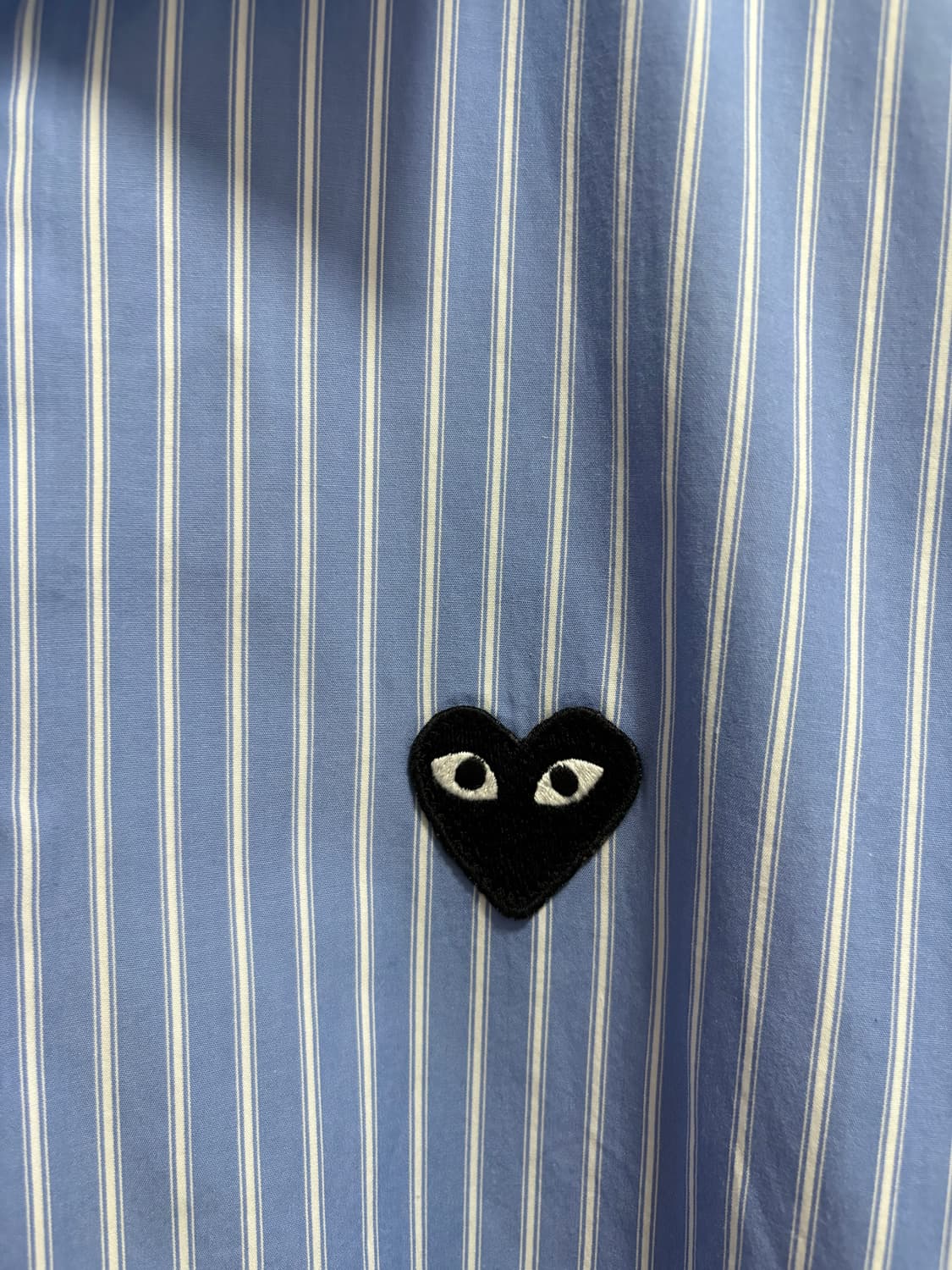 [L] 꼼데가르송 플레이 블랙 와펜 스트라이프 반팔 셔츠 상품이미지3