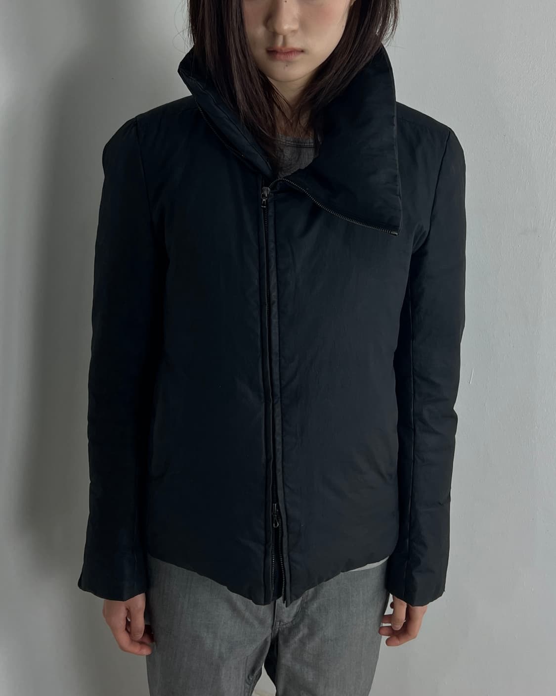 카즈유키 쿠마가이 어태치먼트 비대칭 하이넥 다운 자켓 상품이미지1